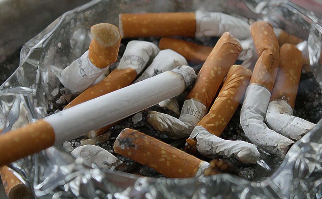 Cendrier rempli de cigarette comment enlever l'odeur
