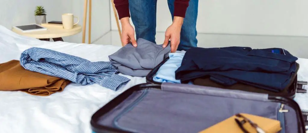 Comment plier une chemise habillée - Conseils sur la façon de plier et de ranger une chemise dans une valise