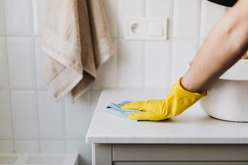 nettoyer les surfaces avec du savon et de l'eau coronavirus