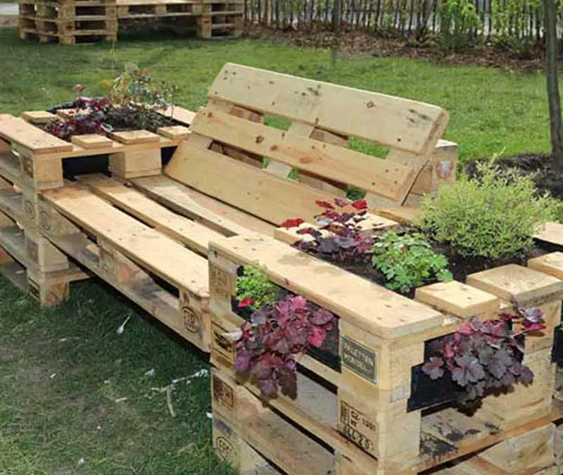 banc de jardin en palettes avec jardinières latérales