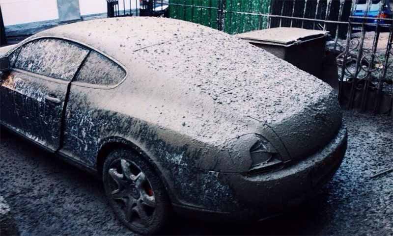 Les projections de ciment sur une voiture peuvent être nettoyés en suivant certaines règles