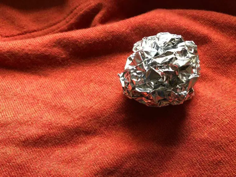 mettre une boule d'aluminium dans son linge pour éviter l'electricité statique